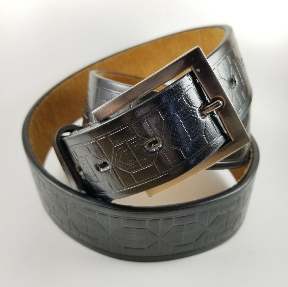 Embossed geometric pattern leather belt